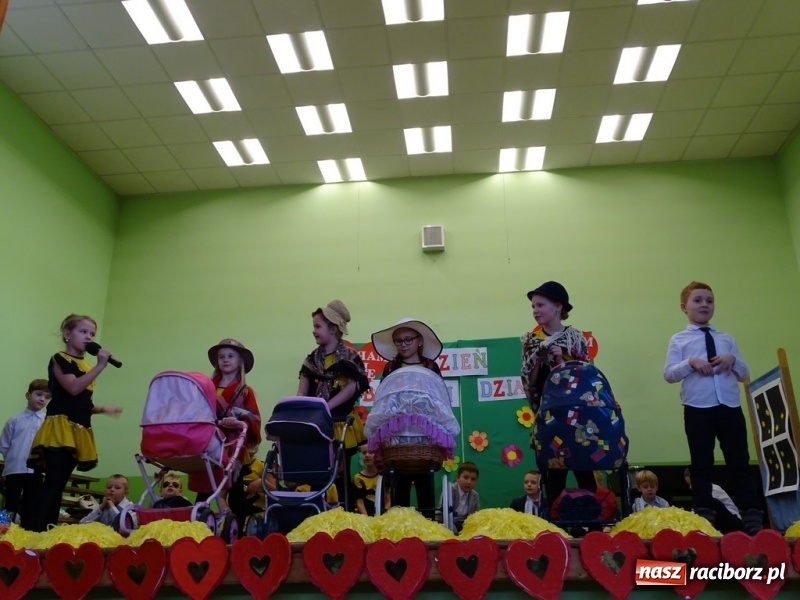 Zdjęcie w galerii na portalu naszraciborz.pl: Światowy pokaz mody w Kobyli wiadomości z regionu