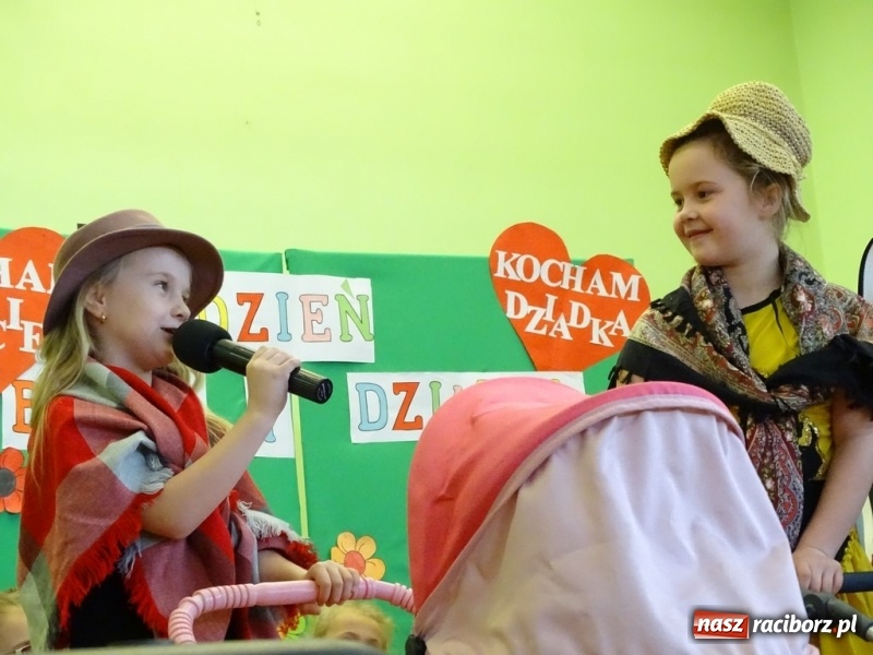 Zdjęcie w galerii na portalu naszraciborz.pl: Światowy pokaz mody w Kobyli wiadomości z regionu