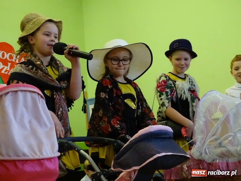 Zdjęcie w galerii na portalu naszraciborz.pl: Światowy pokaz mody w Kobyli wiadomości z regionu