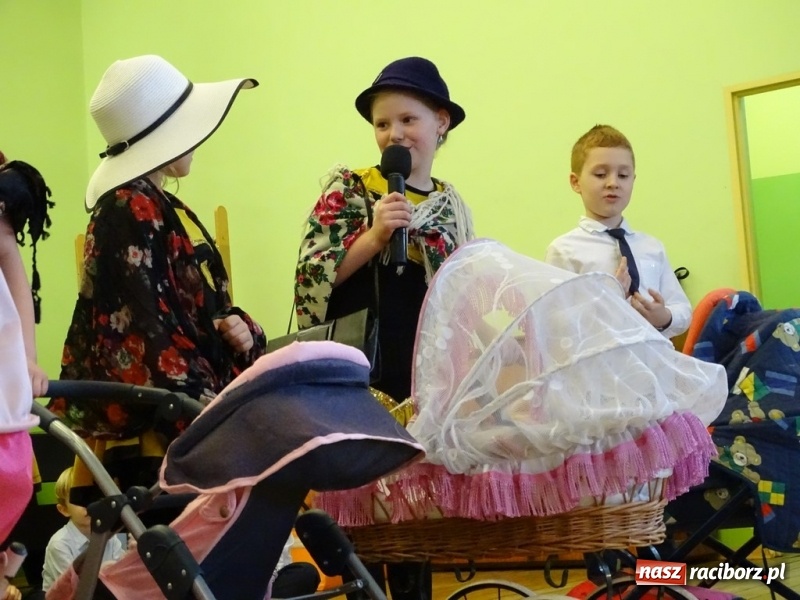 Zdjęcie w galerii na portalu naszraciborz.pl: Światowy pokaz mody w Kobyli wiadomości z regionu