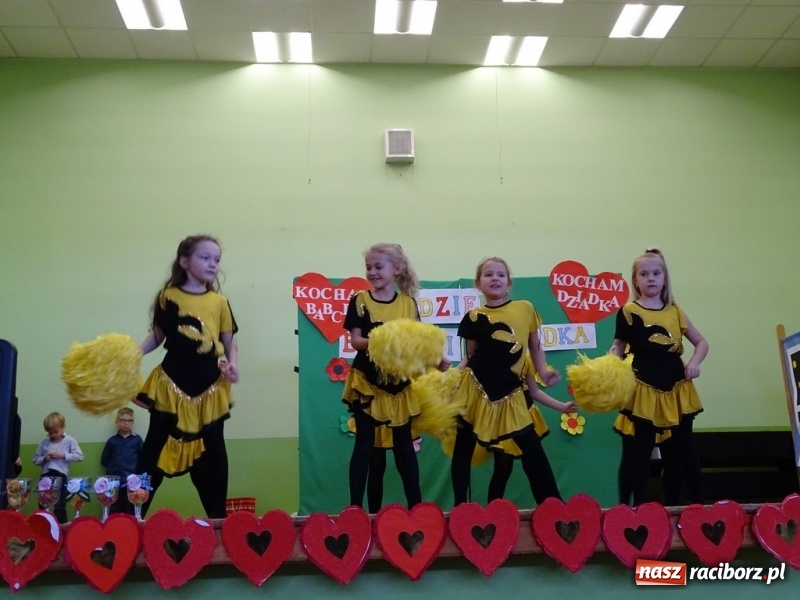 Zdjęcie w galerii na portalu naszraciborz.pl: Światowy pokaz mody w Kobyli wiadomości z regionu