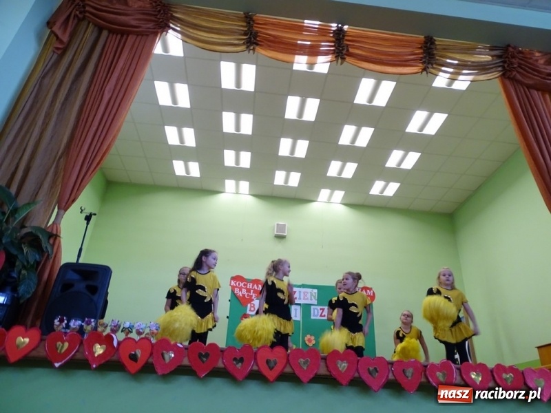 Zdjęcie w galerii na portalu naszraciborz.pl: Światowy pokaz mody w Kobyli wiadomości z regionu