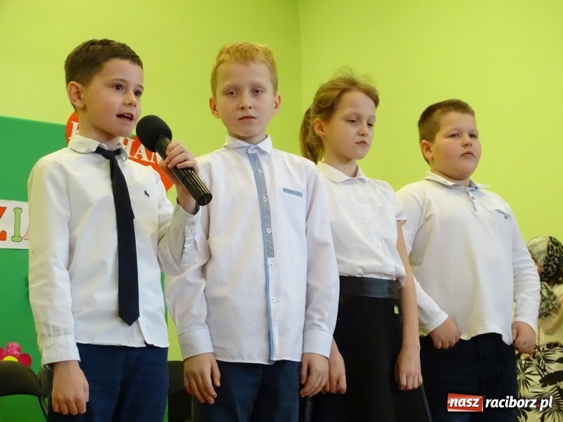 Zdjęcie w galerii na portalu naszraciborz.pl: Światowy pokaz mody w Kobyli wiadomości z regionu