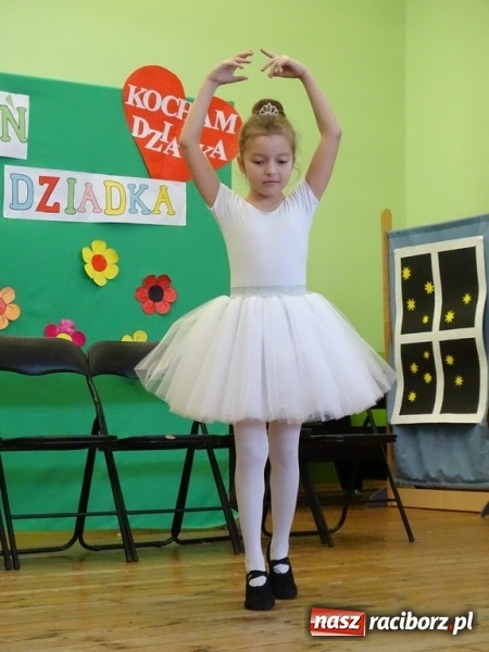 Zdjęcie w galerii na portalu naszraciborz.pl: Światowy pokaz mody w Kobyli wiadomości z regionu