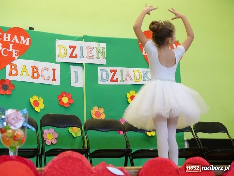 Zdjęcie w galerii na portalu naszraciborz.pl: Światowy pokaz mody w Kobyli wiadomości z regionu