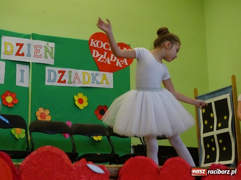 Zdjęcie w galerii na portalu naszraciborz.pl: Światowy pokaz mody w Kobyli wiadomości z regionu