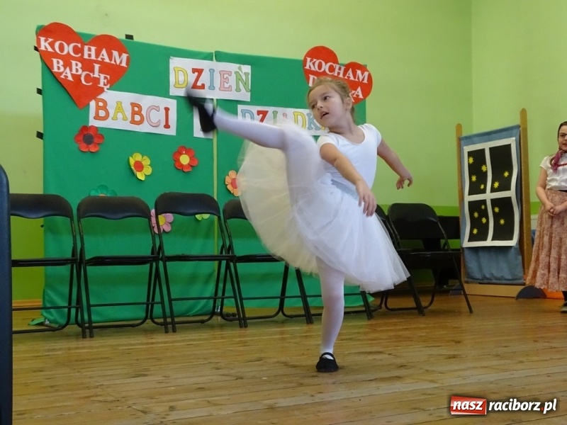 Zdjęcie w galerii na portalu naszraciborz.pl: Światowy pokaz mody w Kobyli wiadomości z regionu