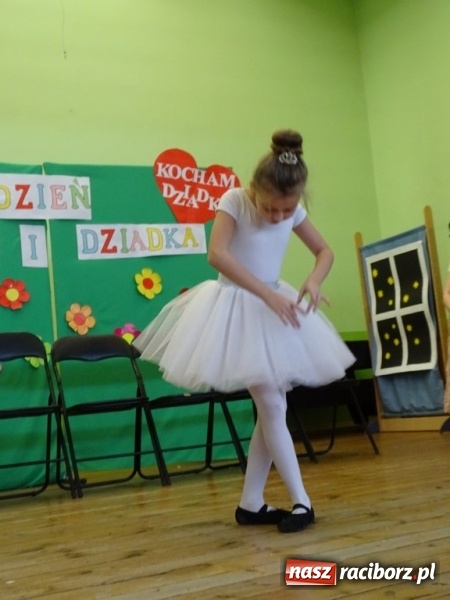 Zdjęcie w galerii na portalu naszraciborz.pl: Światowy pokaz mody w Kobyli wiadomości z regionu