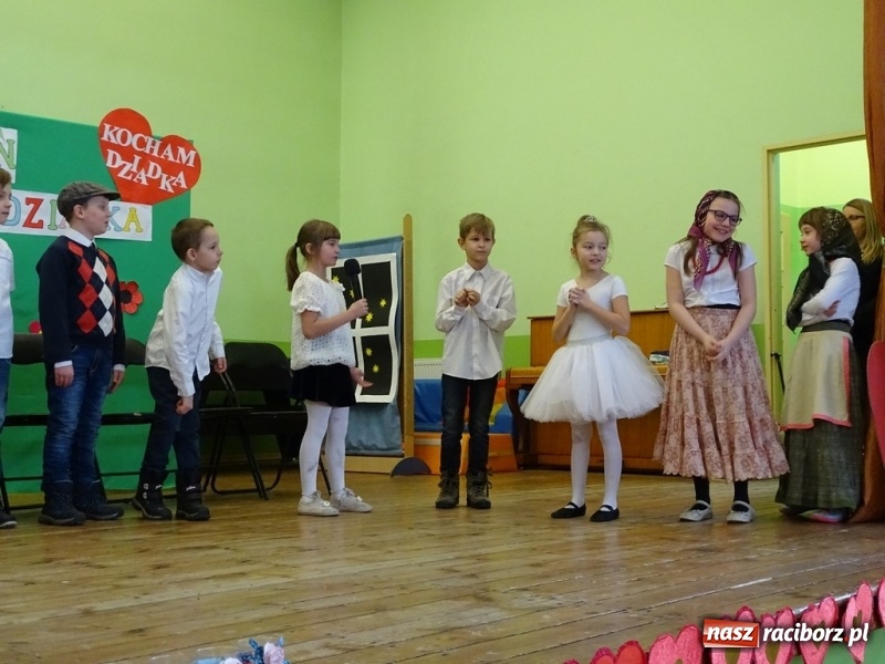 Zdjęcie w galerii na portalu naszraciborz.pl: Światowy pokaz mody w Kobyli wiadomości z regionu