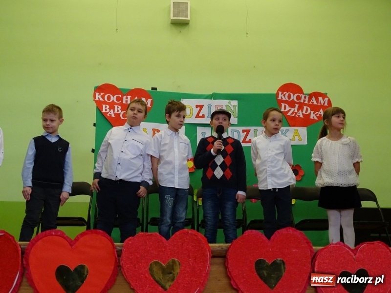 Zdjęcie w galerii na portalu naszraciborz.pl: Światowy pokaz mody w Kobyli wiadomości z regionu