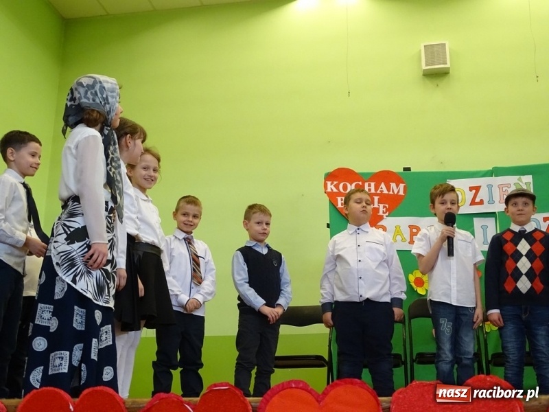 Zdjęcie w galerii na portalu naszraciborz.pl: Światowy pokaz mody w Kobyli wiadomości z regionu