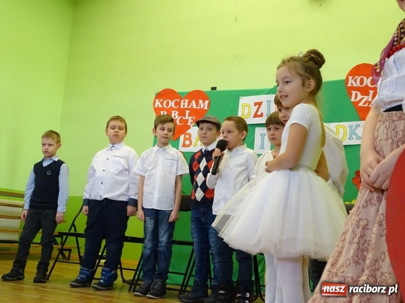 Zdjęcie w galerii na portalu naszraciborz.pl: Światowy pokaz mody w Kobyli wiadomości z regionu