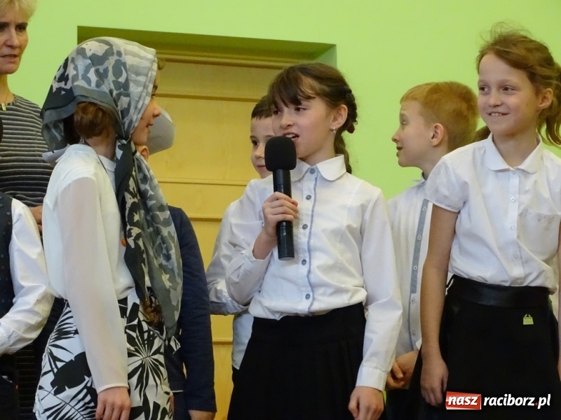 Zdjęcie w galerii na portalu naszraciborz.pl: Światowy pokaz mody w Kobyli wiadomości z regionu