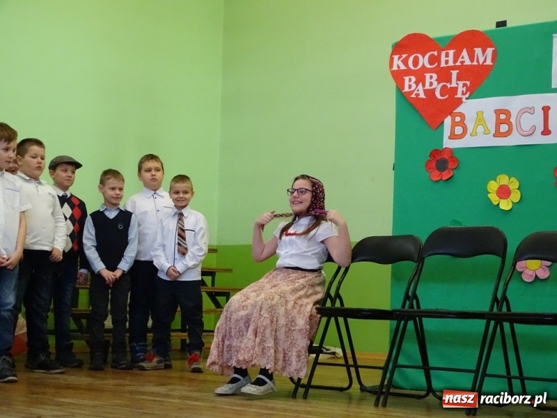 Zdjęcie w galerii na portalu naszraciborz.pl: Światowy pokaz mody w Kobyli wiadomości z regionu