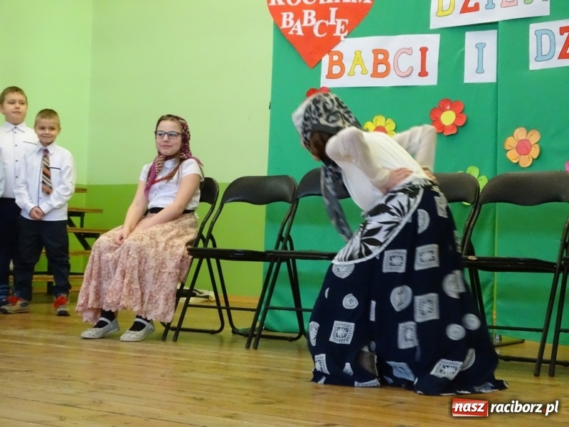 Zdjęcie w galerii na portalu naszraciborz.pl: Światowy pokaz mody w Kobyli wiadomości z regionu