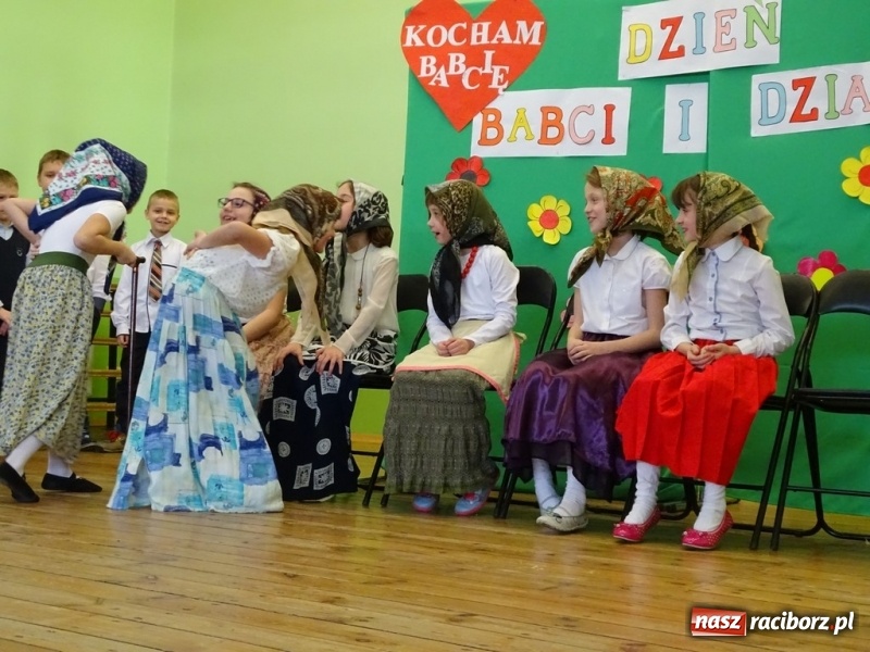 Zdjęcie w galerii na portalu naszraciborz.pl: Światowy pokaz mody w Kobyli wiadomości z regionu