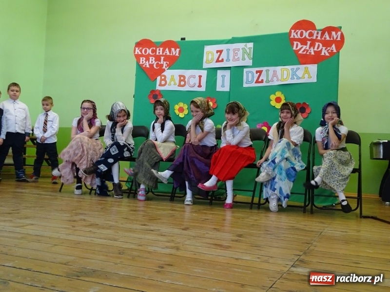 Zdjęcie w galerii na portalu naszraciborz.pl: Światowy pokaz mody w Kobyli wiadomości z regionu