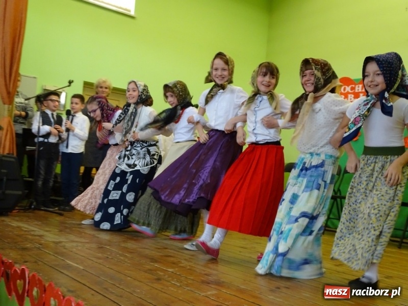 Zdjęcie w galerii na portalu naszraciborz.pl: Światowy pokaz mody w Kobyli wiadomości z regionu