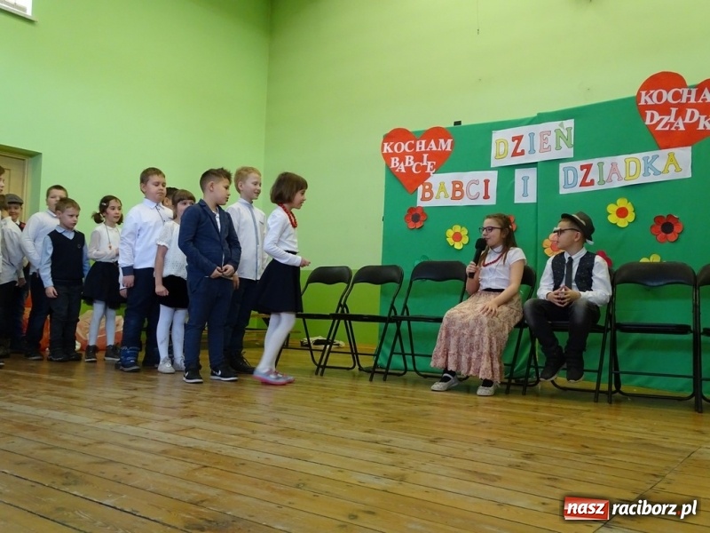 Zdjęcie w galerii na portalu naszraciborz.pl: Światowy pokaz mody w Kobyli wiadomości z regionu