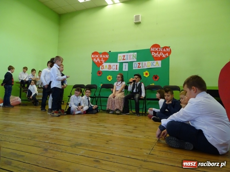 Zdjęcie w galerii na portalu naszraciborz.pl: Światowy pokaz mody w Kobyli wiadomości z regionu