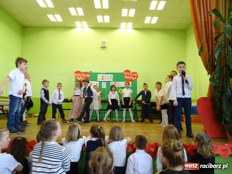 Zdjęcie w galerii na portalu naszraciborz.pl: Światowy pokaz mody w Kobyli wiadomości z regionu