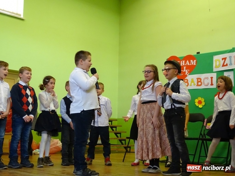 Zdjęcie w galerii na portalu naszraciborz.pl: Światowy pokaz mody w Kobyli wiadomości z regionu