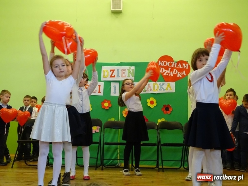 Zdjęcie w galerii na portalu naszraciborz.pl: Światowy pokaz mody w Kobyli wiadomości z regionu