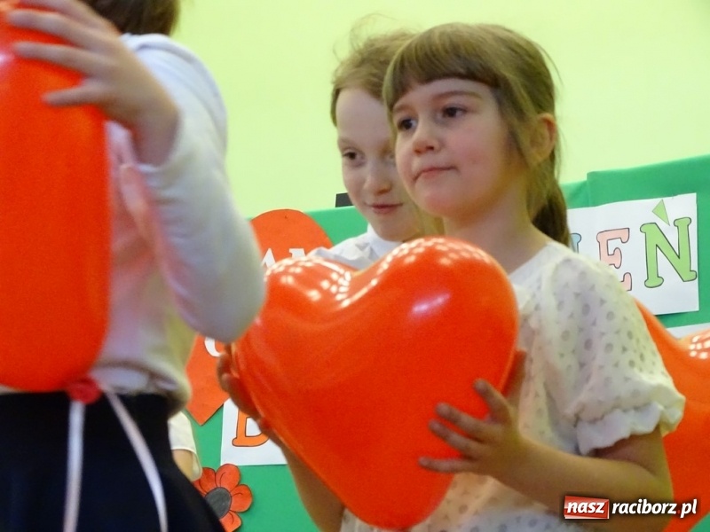 Zdjęcie w galerii na portalu naszraciborz.pl: Światowy pokaz mody w Kobyli wiadomości z regionu
