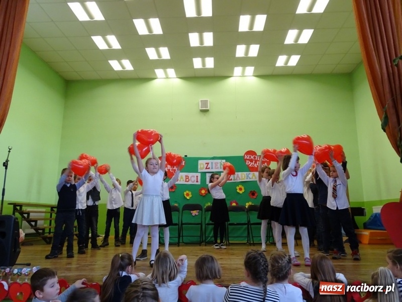 Zdjęcie w galerii na portalu naszraciborz.pl: Światowy pokaz mody w Kobyli wiadomości z regionu