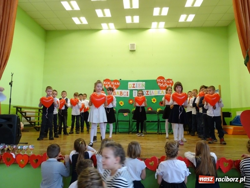 Zdjęcie w galerii na portalu naszraciborz.pl: Światowy pokaz mody w Kobyli wiadomości z regionu