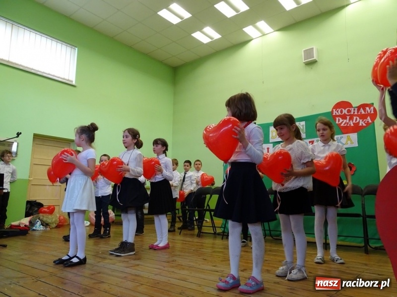 Zdjęcie w galerii na portalu naszraciborz.pl: Światowy pokaz mody w Kobyli wiadomości z regionu