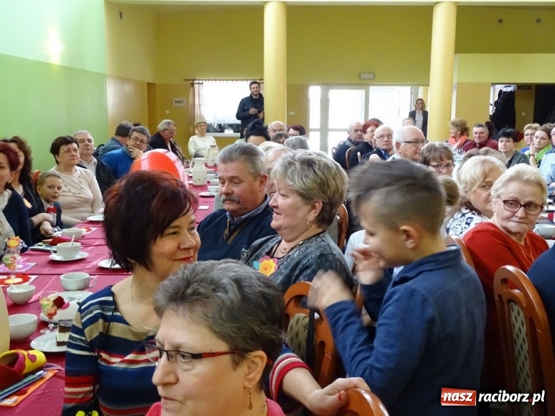 Zdjęcie w galerii na portalu naszraciborz.pl: Światowy pokaz mody w Kobyli wiadomości z regionu