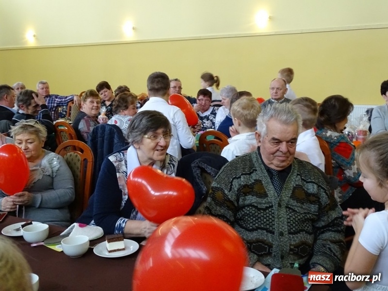 Zdjęcie w galerii na portalu naszraciborz.pl: Światowy pokaz mody w Kobyli wiadomości z regionu