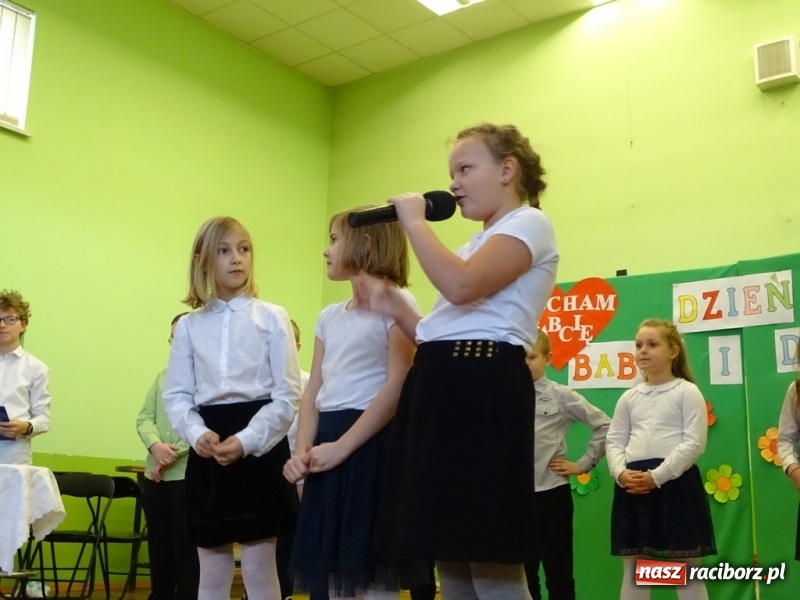 Zdjęcie w galerii na portalu naszraciborz.pl: Światowy pokaz mody w Kobyli wiadomości z regionu