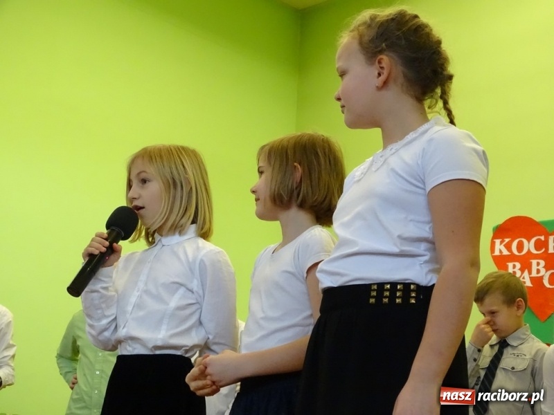 Zdjęcie w galerii na portalu naszraciborz.pl: Światowy pokaz mody w Kobyli wiadomości z regionu