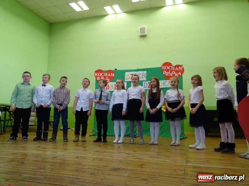 Zdjęcie w galerii na portalu naszraciborz.pl: Światowy pokaz mody w Kobyli wiadomości z regionu