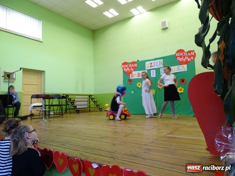 Zdjęcie w galerii na portalu naszraciborz.pl: Światowy pokaz mody w Kobyli wiadomości z regionu