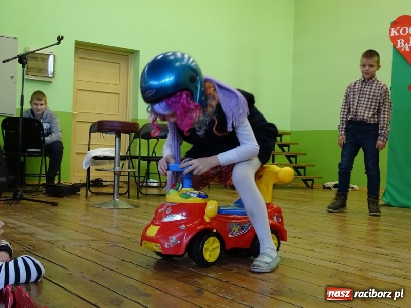 Zdjęcie w galerii na portalu naszraciborz.pl: Światowy pokaz mody w Kobyli wiadomości z regionu