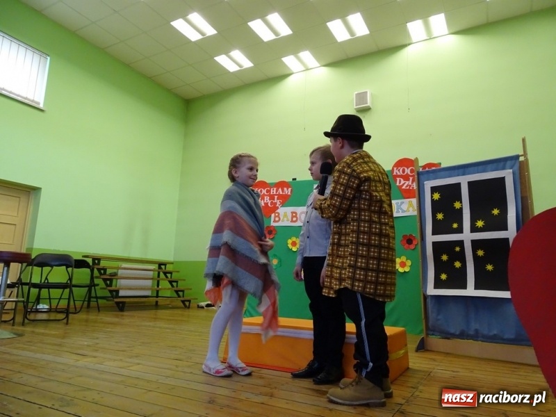 Zdjęcie w galerii na portalu naszraciborz.pl: Światowy pokaz mody w Kobyli wiadomości z regionu