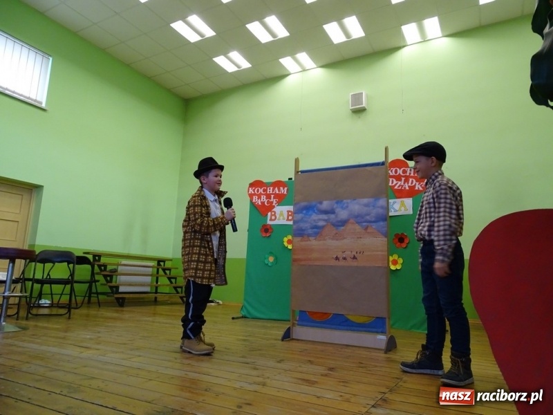 Zdjęcie w galerii na portalu naszraciborz.pl: Światowy pokaz mody w Kobyli wiadomości z regionu