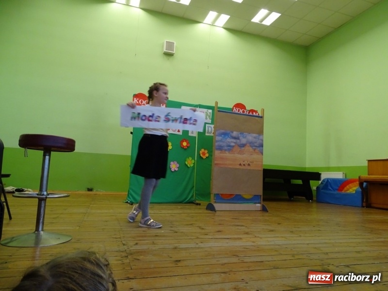 Zdjęcie w galerii na portalu naszraciborz.pl: Światowy pokaz mody w Kobyli wiadomości z regionu