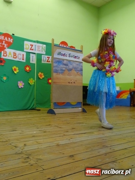 Zdjęcie w galerii na portalu naszraciborz.pl: Światowy pokaz mody w Kobyli wiadomości z regionu