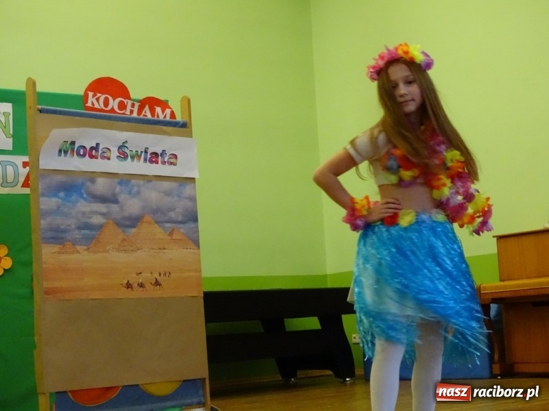 Zdjęcie w galerii na portalu naszraciborz.pl: Światowy pokaz mody w Kobyli wiadomości z regionu