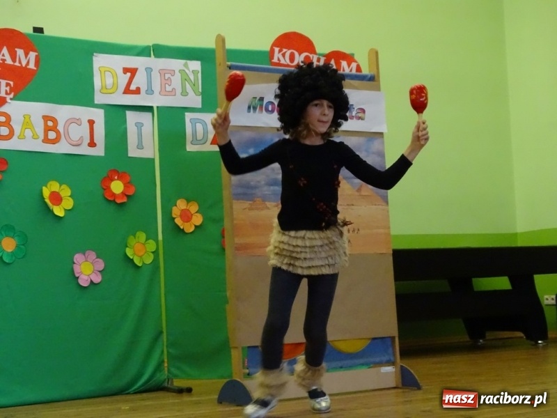 Zdjęcie w galerii na portalu naszraciborz.pl: Światowy pokaz mody w Kobyli wiadomości z regionu