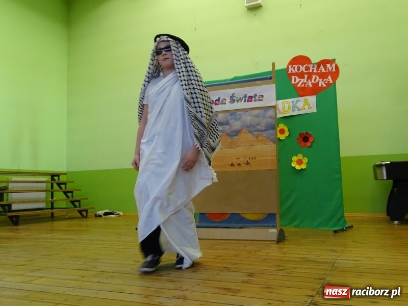 Zdjęcie w galerii na portalu naszraciborz.pl: Światowy pokaz mody w Kobyli wiadomości z regionu