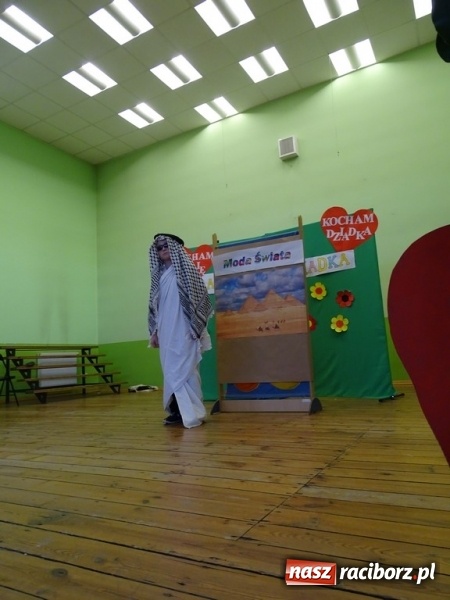 Zdjęcie w galerii na portalu naszraciborz.pl: Światowy pokaz mody w Kobyli wiadomości z regionu