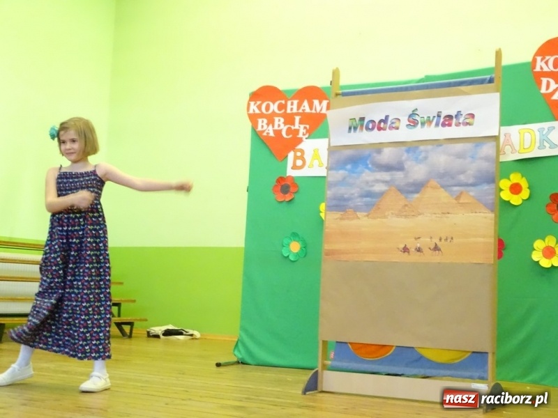 Zdjęcie w galerii na portalu naszraciborz.pl: Światowy pokaz mody w Kobyli wiadomości z regionu