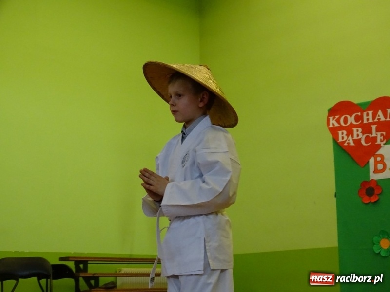 Zdjęcie w galerii na portalu naszraciborz.pl: Światowy pokaz mody w Kobyli wiadomości z regionu