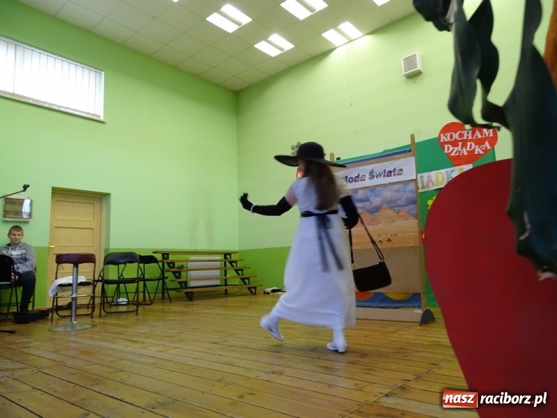 Zdjęcie w galerii na portalu naszraciborz.pl: Światowy pokaz mody w Kobyli wiadomości z regionu