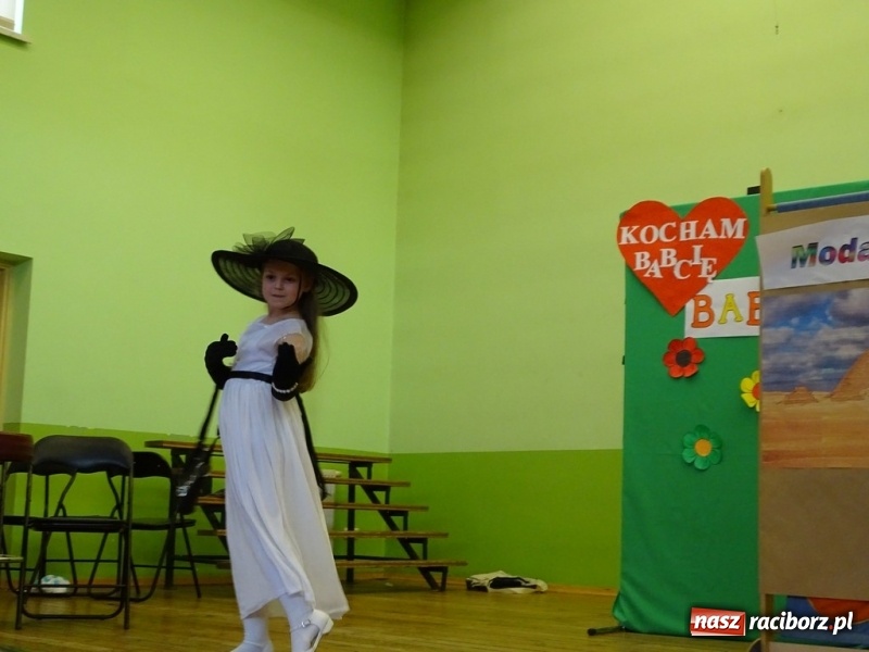 Zdjęcie w galerii na portalu naszraciborz.pl: Światowy pokaz mody w Kobyli wiadomości z regionu